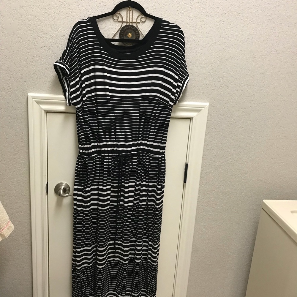 Great dress, navy and white